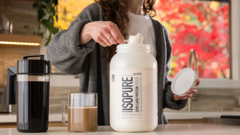 Proteína whey junto a alimentos y café recién hecho.